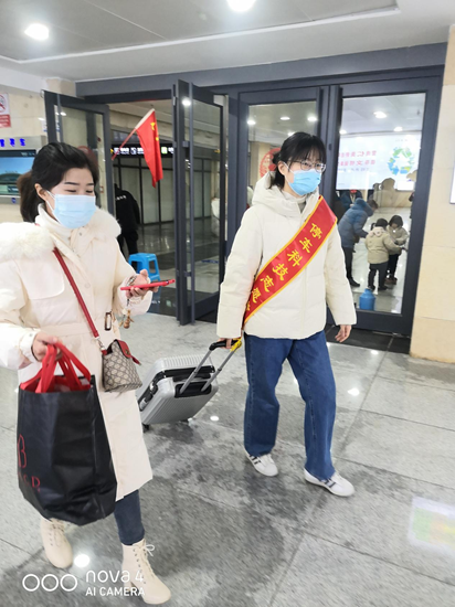 节日中的一抹“自愿红”——高铁东站工具广园地下停车场自愿者