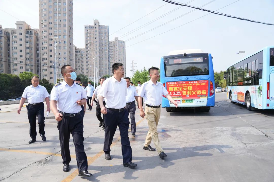 兴发娱乐集团党委开展“七一”党员慰问和夏日“送清凉”运动