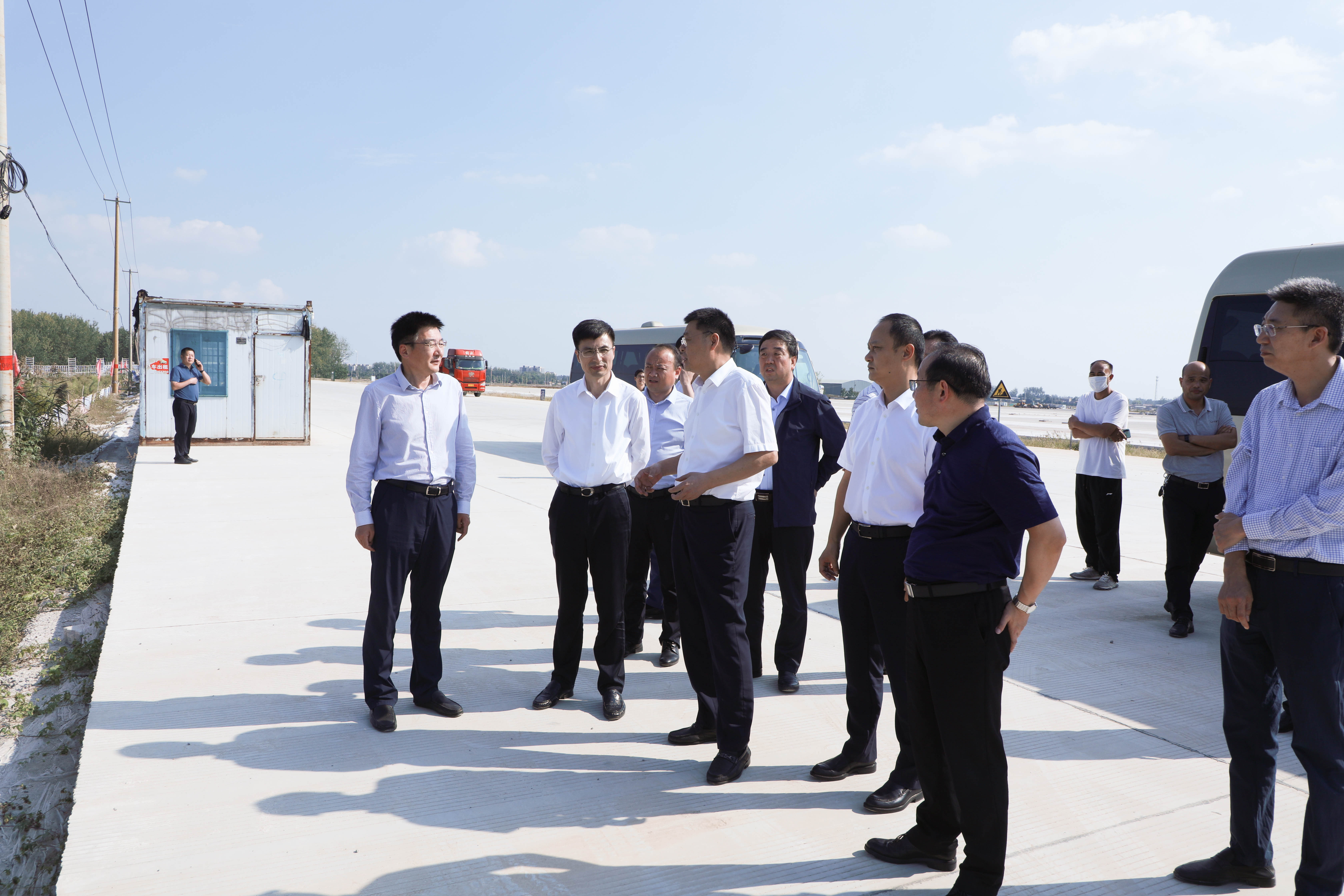 兴发娱乐集团党委书记、董事长贾泉涌一行赴邳州市政府开展深化相助谈判