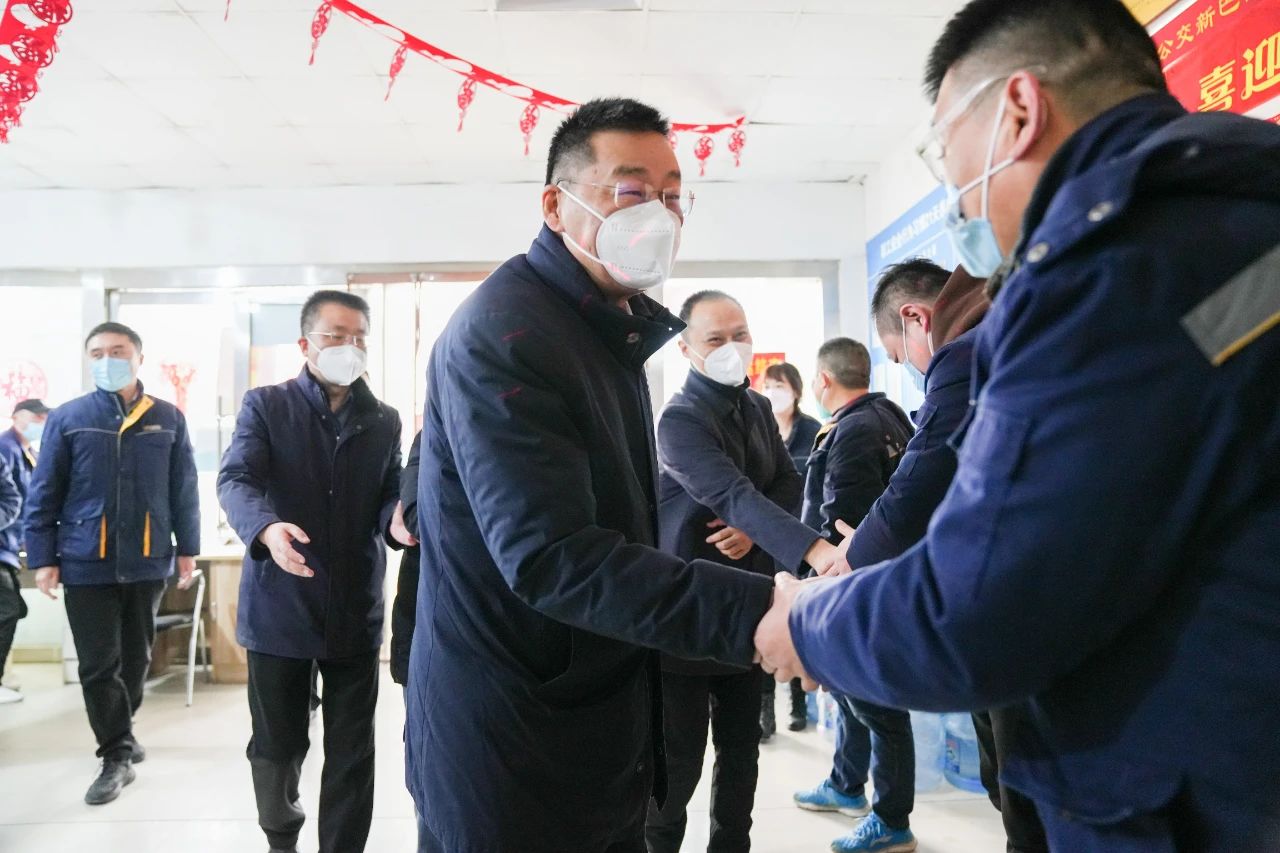 兴发娱乐集团向导春节慰问公交下层员工
