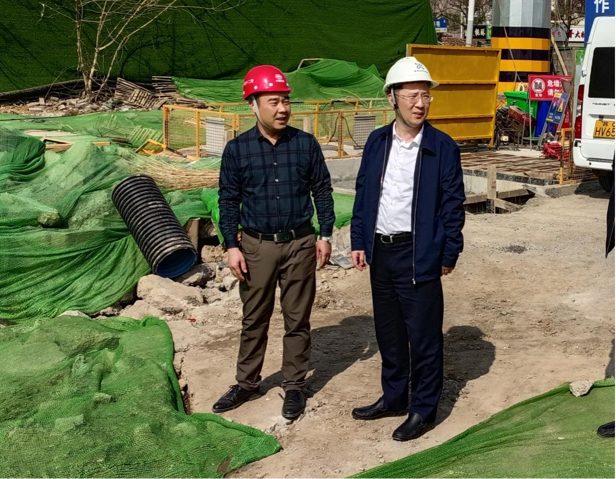 兴发娱乐集团向导郝大强到绿地西立体停车楼项目现场催促清静环保事情