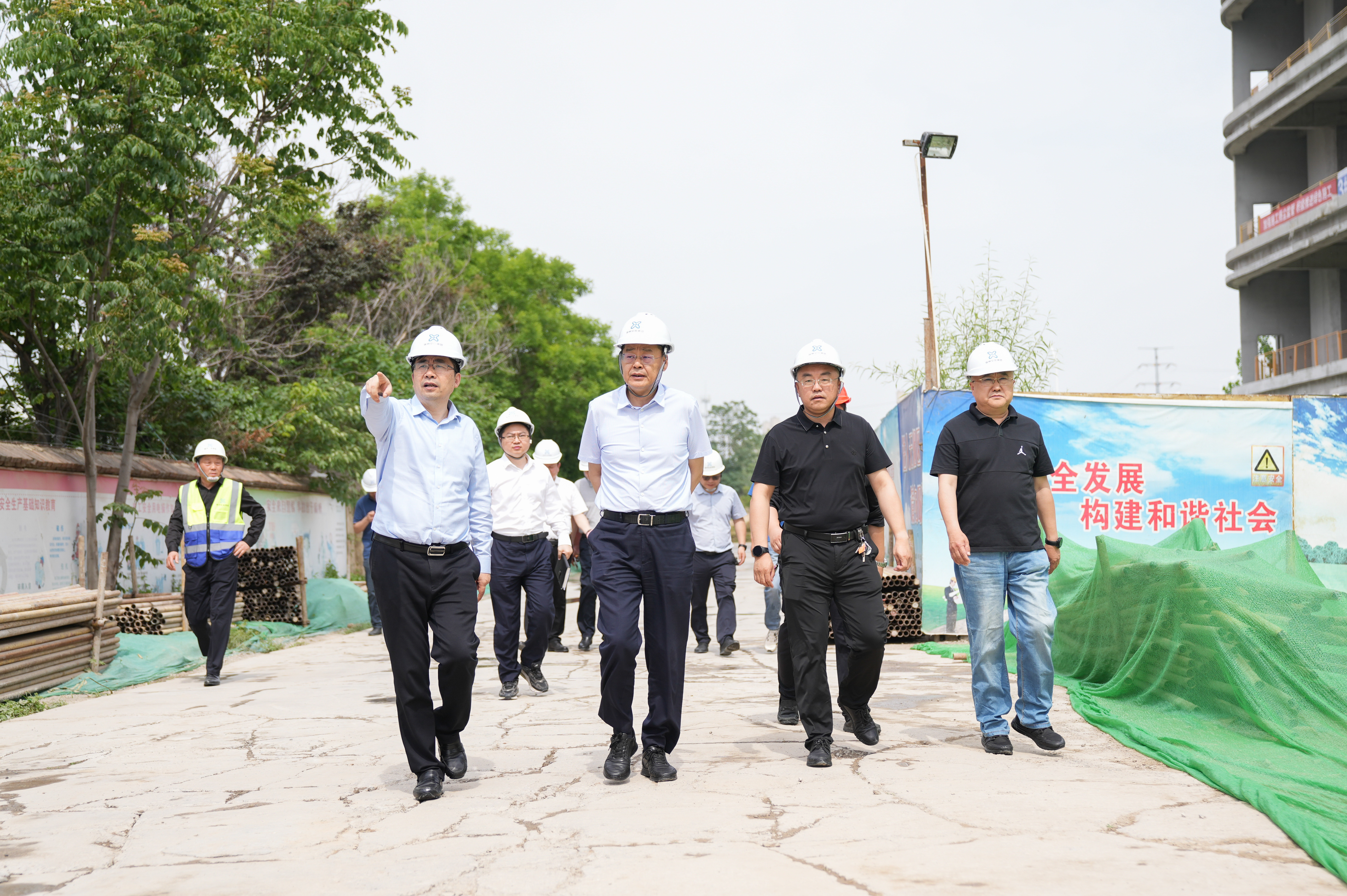 兴发娱乐集团党委书记、董事长贾泉涌一行集中调研集团重点工程