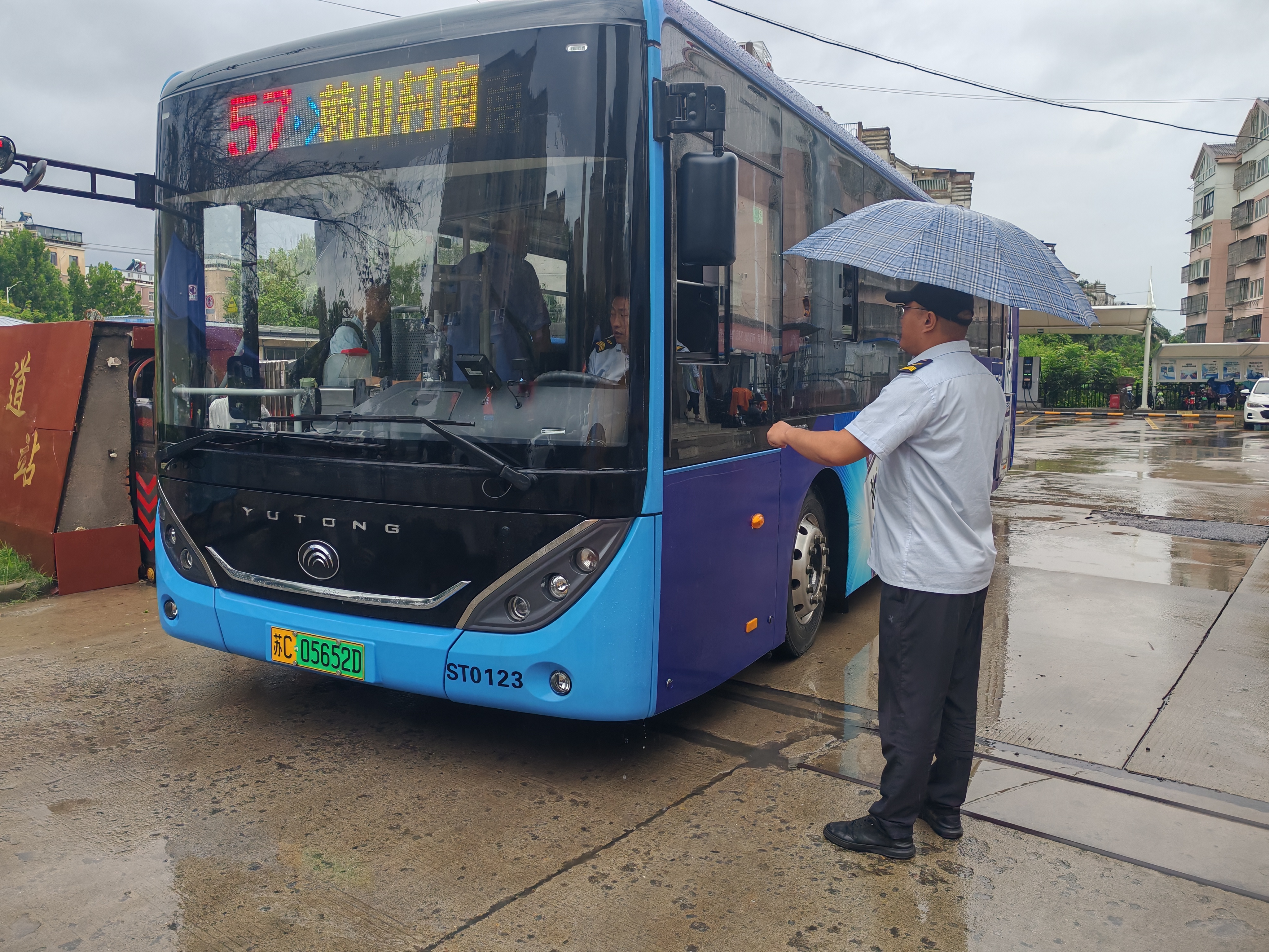 暴雨中，公交人用坚守包管市民出行