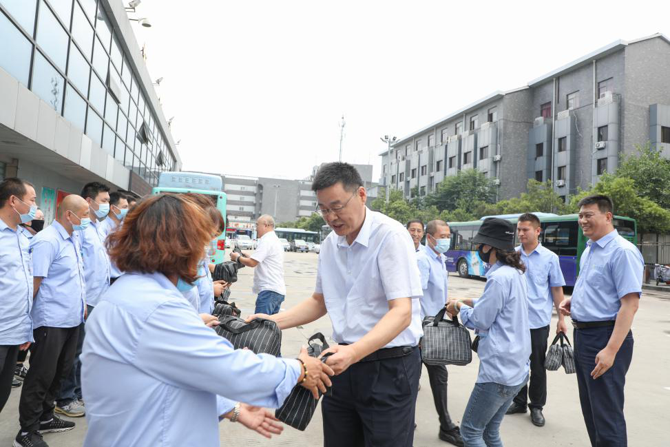 炎炎夏日 徐州兴发娱乐集团向导为职工送清凉